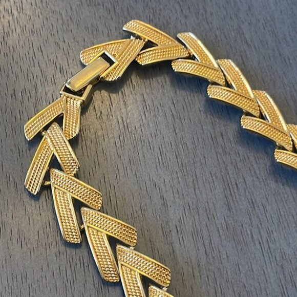Vintage Chevron Link Necklace Gold Tone Grandmacore Timeless Textured Rare Retro - Picture 4 of 5